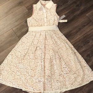 Lace dress with pockets